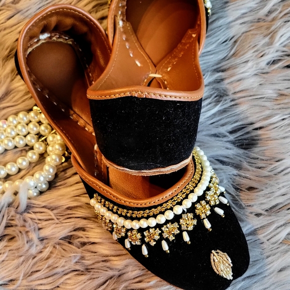 NWT Handmade velvet Zari embroidery rhinestones faux pearl khussa/ Punjabi jutti - Picture 2 of 9